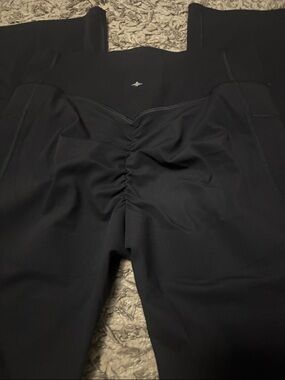 HALARA Black Med Petite High-Rise Flare Leggings scrunch booty & booty lift band